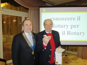 L'ing. Randone riceve dal nostro Presidente il "cavallino" riproduzione del logo disitintivo del nostro club